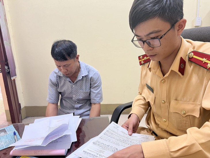 Xử lý lái xe ô tô con đi ngược chiều trên đường cao tốc Hà Nội - Bắc Giang - Ảnh 2.