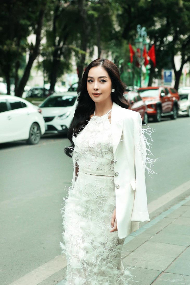 "Hoa hậu của các Hoa hậu" khoe đường cong chữ S dù đã 4 con tiết lộ bí quyết ăn có đường cong cực phẩm - Ảnh 1.