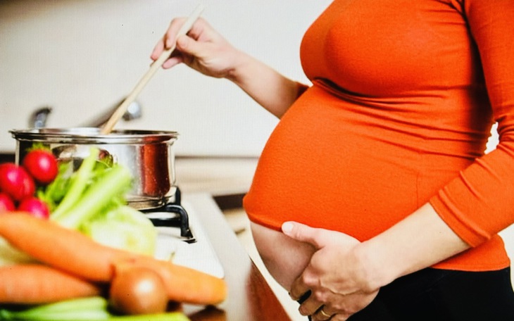 Cách xử trí ban đầu tại nhà cho mẹ bầu bị ngộ độc thực phẩm