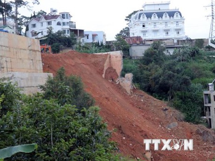 Đà Lạt: Chủ động đánh sập bờ taluy bằng bêtông ở khu vực sạt lở