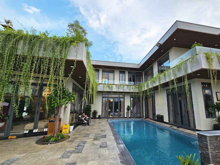 Villa 1.200m2 trị giá 35 tỷ đồng của ca sĩ 5 con Quách Thành Danh - Ảnh 2. Villa 1.200m2 trị giá 35 tỷ đồng của ca sĩ 5 con Quách Thành Danh - Ảnh 2.