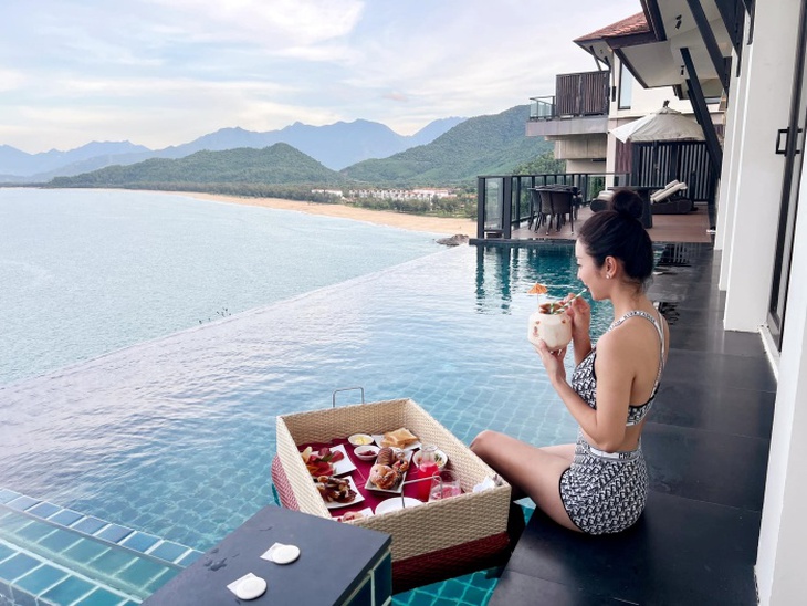 "Hoa hậu của các Hoa hậu" khoe dáng mẹ 4 con tiết lộ bí quyết ăn có đường cong cực phẩm - Ảnh 10.