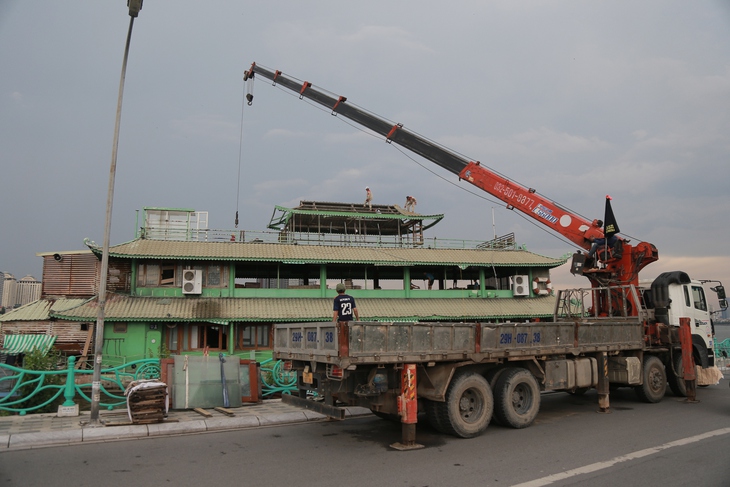 Du thuyền bỏ hoang cuối cùng tại Hồ Tây đã được di dời - Ảnh 1. Du thuyền bỏ hoang cuối cùng tại Hồ Tây đã được di dời - Ảnh 1.