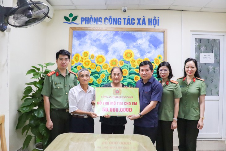 Thiếu tướng Đinh Văn Nơi trao 50 triệu đồng hỗ trợ bé trai 7 tuổi mổ tim - Ảnh 2. Thiếu tướng Đinh Văn Nơi trao 50 triệu đồng hỗ trợ bé trai 7 tuổi mổ tim - Ảnh 2.