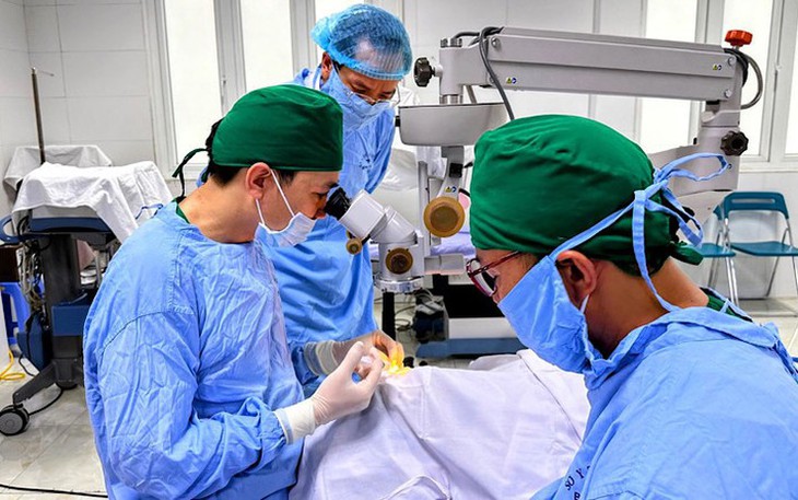Cứu thị lực người đàn ông bị vỡ nhãn cầu