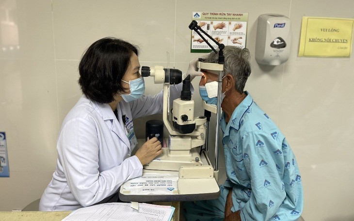 Bệnh viện Mắt TP.HCM phẫu thuật Phaco miễn phí cho đối tượng chính sách nhân dịp 27/7