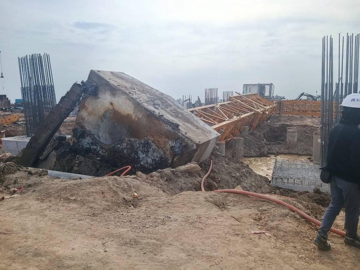 Sập cẩu tháp tại Bắc Giang khiến 3 người bị thương - Ảnh 2.
