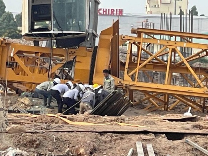 Sập cẩu tháp tại Bắc Giang khiến 3 người bị thương - Ảnh 1.