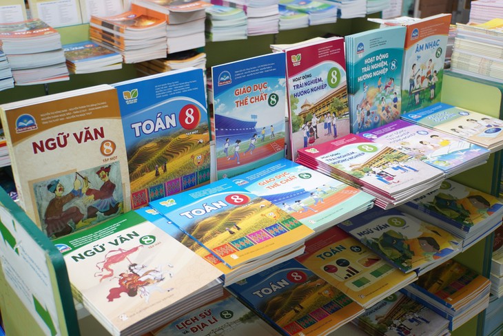 Học sinh, giáo viên và phụ huynh mua sách giáo khoa ở đâu? - Ảnh 2.