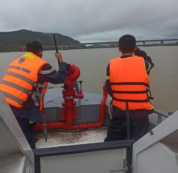 Nam thanh niên chở mẹ lên cầu rồi bất ngờ nhảy xuống sông tự vẫn - Ảnh 1. Nam thanh niên chở mẹ lên cầu rồi bất ngờ nhảy xuống sông tự vẫn - Ảnh 1.