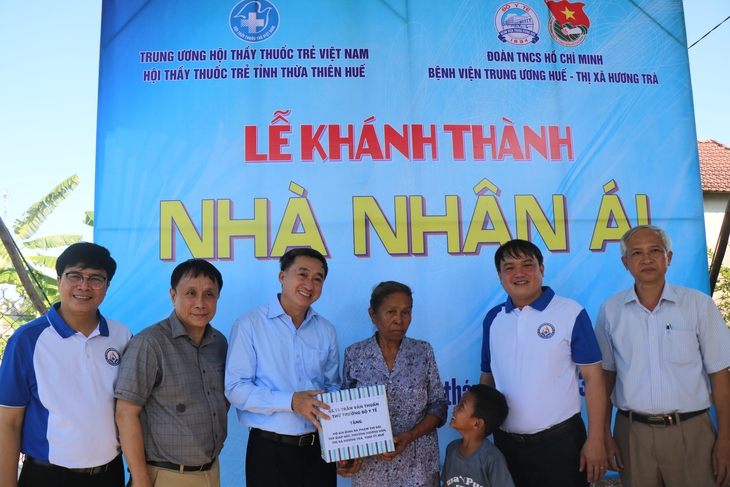 Thầy thuốc trẻ khám bệnh, cấp phát thuốc miễn phí cho hơn 65.000 người dân - Ảnh 2.