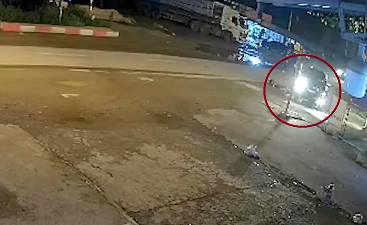 Ô tô đâm trực diện xe máy chở 3 người tại huyện Chương Mỹ - Ảnh 2.