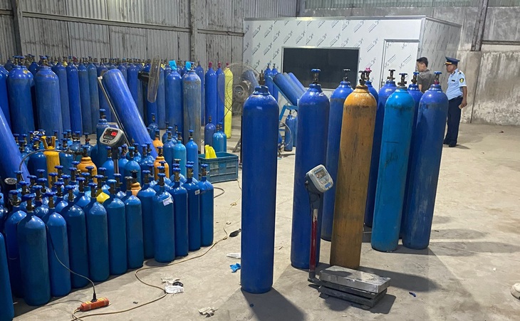 Phát hiện cơ sở kinh doanh chứa trên 1,3 tấn khí N2O không rõ nguồn gốc xuất xứ - Ảnh 2. Phát hiện cơ sở kinh doanh chứa trên 1,3 tấn khí N2O không rõ nguồn gốc xuất xứ - Ảnh 2.
