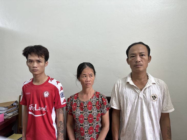 2 vợ chồng và con trai lăng mạ, đe dọa người thi hành công vụ - Ảnh 1. 2 vợ chồng và con trai lăng mạ, đe dọa người thi hành công vụ - Ảnh 1.