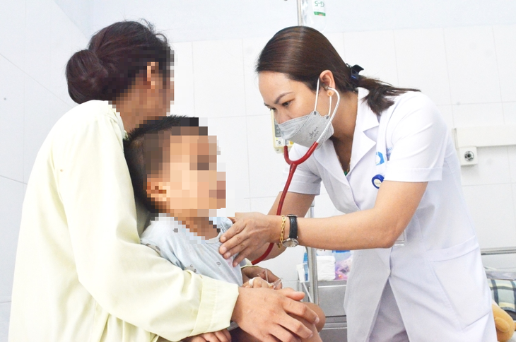 Bé trai 2 tuổi suýt mất mạng khi uống nhầm thuốc tẩy mụn ruồi - Ảnh 1.