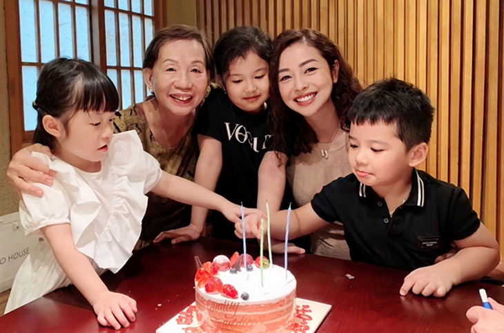 Mẹ chồng của Hoa hậu Jennifer Phạm: Doanh nhân quyền lực vẫn làm một việc bình dị vì con dâu - Ảnh 6. Mẹ chồng của Hoa hậu Jennifer Phạm: Doanh nhân quyền lực vẫn làm một việc bình dị vì con dâu - Ảnh 6.
