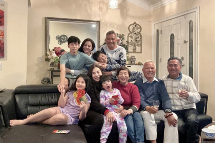 Mẹ chồng của Hoa hậu Jennifer Phạm: Doanh nhân quyền lực vẫn làm một việc bình dị vì con dâu - Ảnh 8. Mẹ chồng của Hoa hậu Jennifer Phạm: Doanh nhân quyền lực vẫn làm một việc bình dị vì con dâu - Ảnh 8.