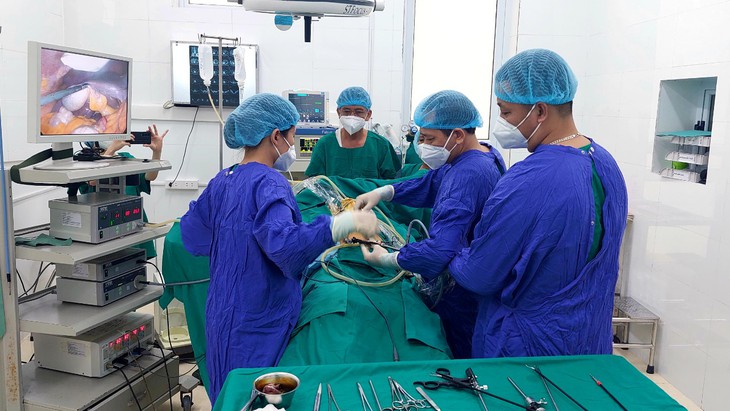 Phẫu thuật nội soi lấy ra 120 viên sỏi trong túi mật của nữ bệnh nhân - Ảnh 1. Phẫu thuật nội soi lấy ra 120 viên sỏi trong túi mật của nữ bệnh nhân - Ảnh 1.