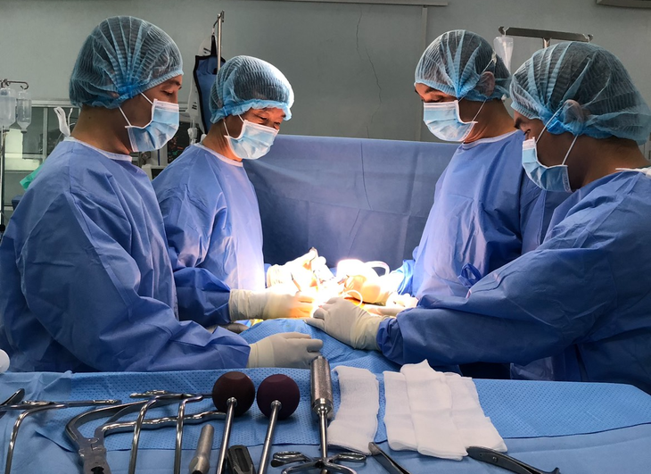 Ngã từ lầu 4 xuống, người đàn ông tưởng phải ngồi xe lăn suốt đời được hồi sinh - Ảnh 2. Ngã từ lầu 4 xuống, người đàn ông tưởng phải ngồi xe lăn suốt đời được hồi sinh - Ảnh 2.