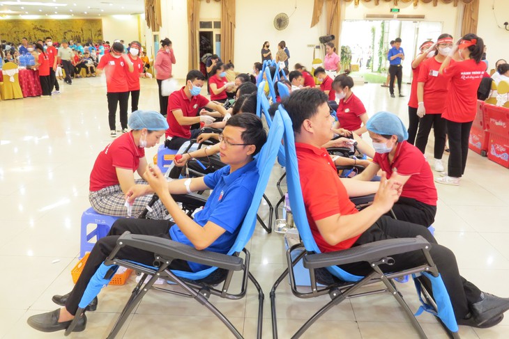 Hàng ngàn người dân đến với ngày hội hiến máu "Giọt hồng xứ Nghệ"  - Ảnh 2.