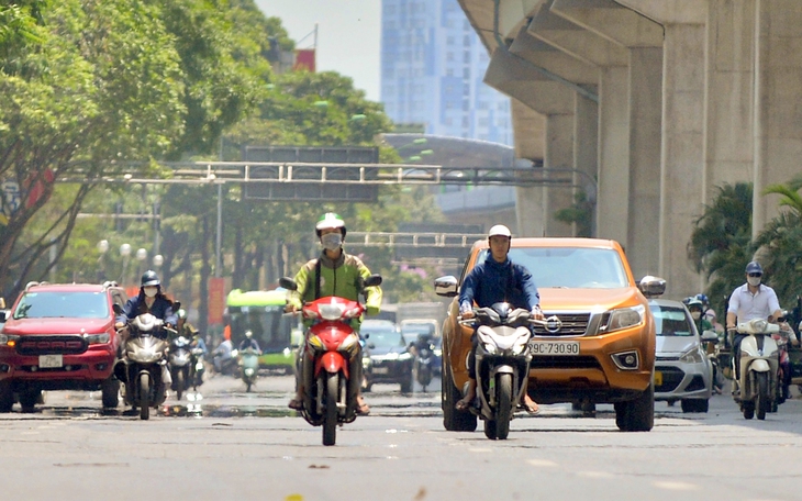 Nắng nóng ở miền Bắc và miền Trung kéo dài, Hà Nội là tâm điểm nóng