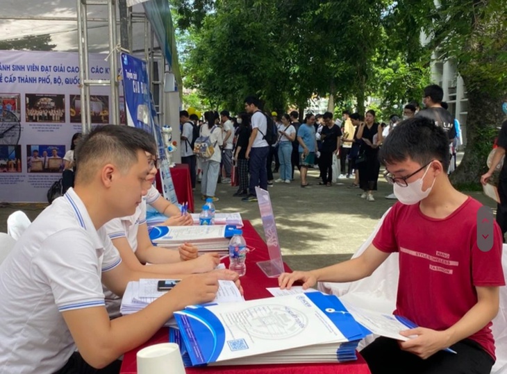 Chuyên gia khuyến cáo thí sinh cần tỉnh táo để không "sập bẫy" điểm sàn - Ảnh 2. Chuyên gia khuyến cáo thí sinh cần tỉnh táo để không "sập bẫy" điểm sàn - Ảnh 2.