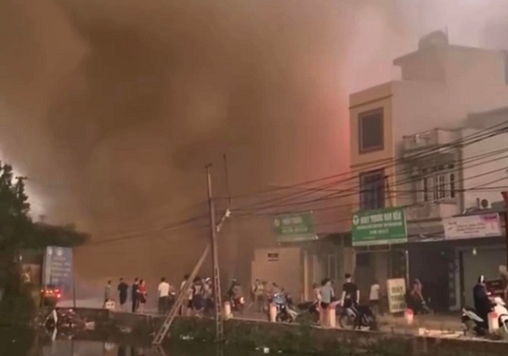 Cháy lớn tại xưởng mây tre đan ở Hoài Đức - Ảnh 1. Cháy lớn tại xưởng mây tre đan ở Hoài Đức - Ảnh 1.