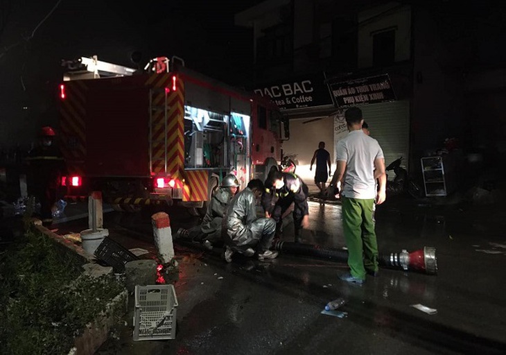 Cháy lớn tại xưởng mây tre đan ở Hoài Đức - Ảnh 4. Cháy lớn tại xưởng mây tre đan ở Hoài Đức - Ảnh 4.