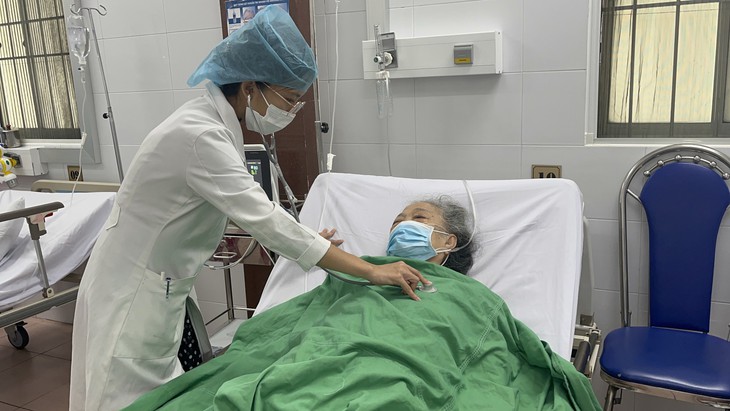 Đau nửa đầu, đau quanh hốc mắt kéo dài, phát hiện rò động mạch cảnh - xoang hang phức tạp - Ảnh 4. Đau nửa đầu, đau quanh hốc mắt kéo dài, phát hiện rò động mạch cảnh - xoang hang phức tạp - Ảnh 4.