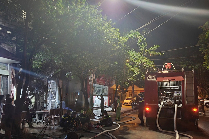 Cứu thành công 6 người trong đám cháy tại Hà Nam - Ảnh 1. Cứu thành công 6 người trong đám cháy tại Hà Nam - Ảnh 1.