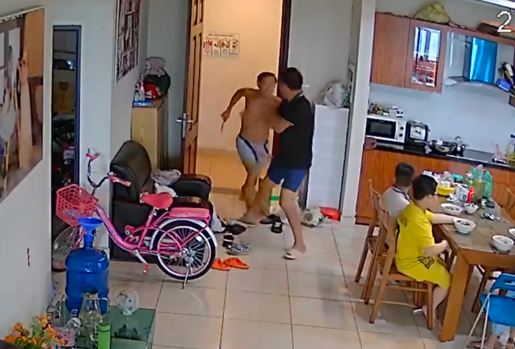 Xác minh thông tin người đàn ông vô cớ cầm dao tấn công hàng xóm ở Hà Nội - Ảnh 1.