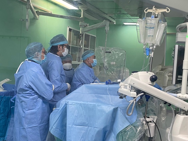 Đau nửa đầu, đau quanh hốc mắt kéo dài, phát hiện rò động mạch cảnh - xoang hang phức tạp - Ảnh 3. Đau nửa đầu, đau quanh hốc mắt kéo dài, phát hiện rò động mạch cảnh - xoang hang phức tạp - Ảnh 3.