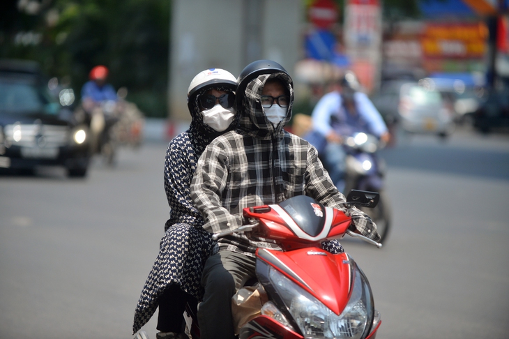 Nắng nóng oi bức ở miền Bắc kéo dài đến khi nào? - Ảnh 2. Nắng nóng oi bức ở miền Bắc kéo dài đến khi nào? - Ảnh 2.
