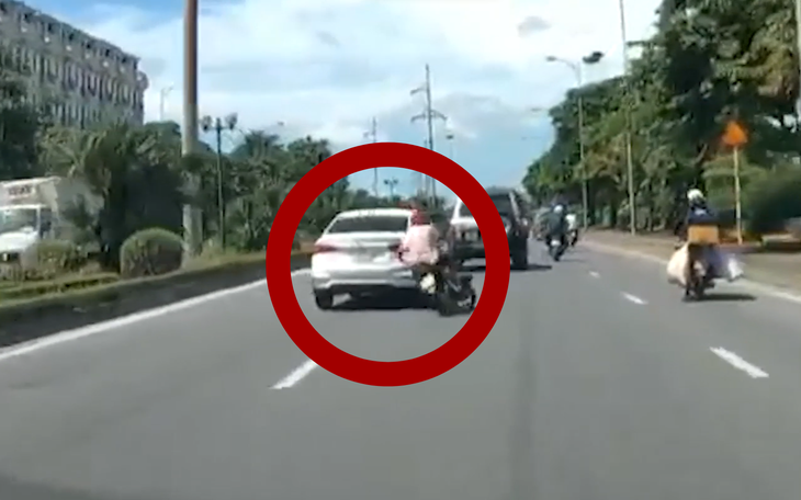 Công an Hà Nội truy tìm tài xế ô tô chèn ngã người đi xe máy rồi bỏ chạy