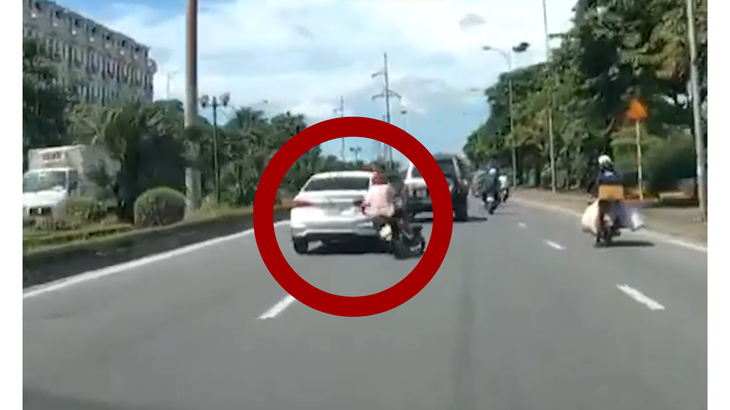 Công an truy tìm tài xế ô tô chèn ngã người đi xe máy rồi bỏ chạy - Ảnh 2. Công an truy tìm tài xế ô tô chèn ngã người đi xe máy rồi bỏ chạy - Ảnh 2.