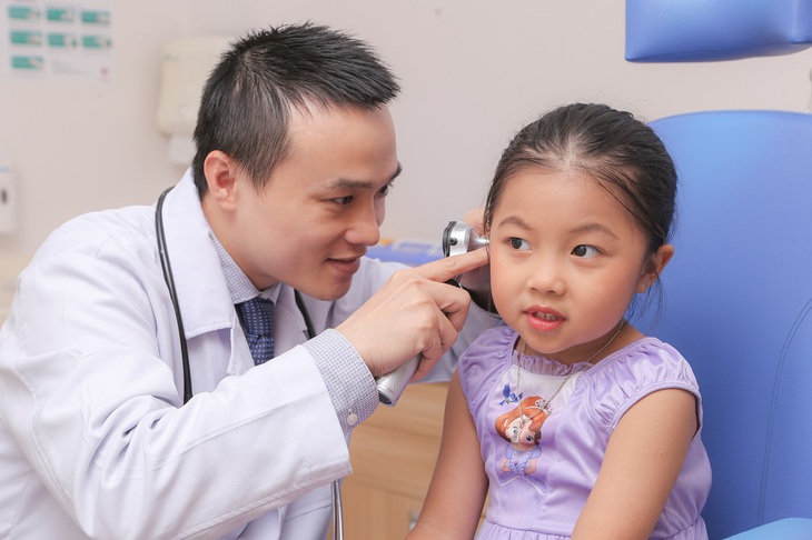 Bơi lội nhiều ở môi trường không sạch là tác nhân hàng đầu gây viêm ống tai ngoài, khi bị nước vào ống tai, ẩm ướt là môi trường rất thuận lợi để vi khuẩn và nâm trú ngụ, phát triển và gây nhiễm trùng ống tai. Ảnh minh họa