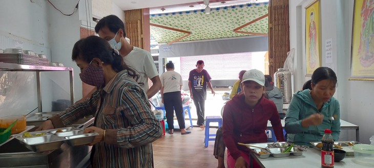 Ấm áp tình người ở nhà ăn 0 đồng - Ảnh 3. Ấm áp tình người ở nhà ăn 0 đồng - Ảnh 3.