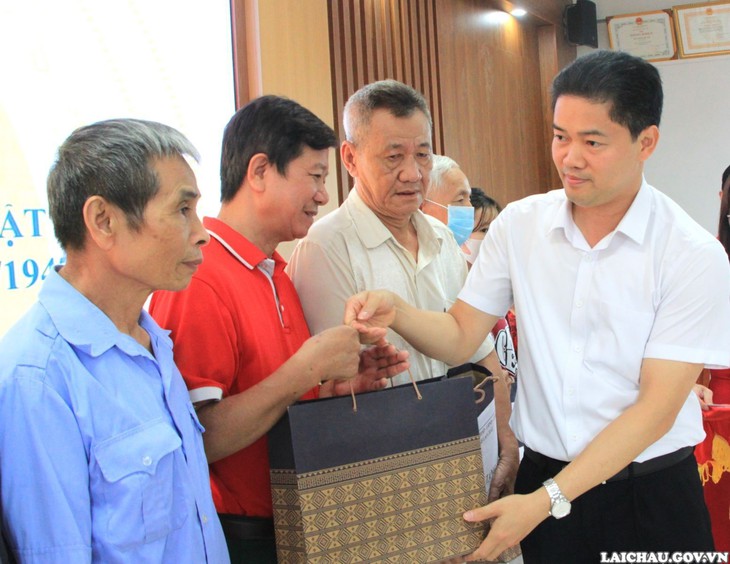 156 thương binh, bệnh binh, thân nhân liệt sĩ được tư vấn, khám chữa bệnh và nhận quà nhân ngày Thương binh - Liệt sỹ 27/7 - Ảnh 2.