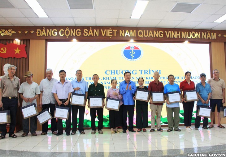 156 thương binh, bệnh binh, thân nhân liệt sĩ được tư vấn, khám chữa bệnh và nhận quà nhân ngày Thương binh - Liệt sỹ 27/7 - Ảnh 3.
