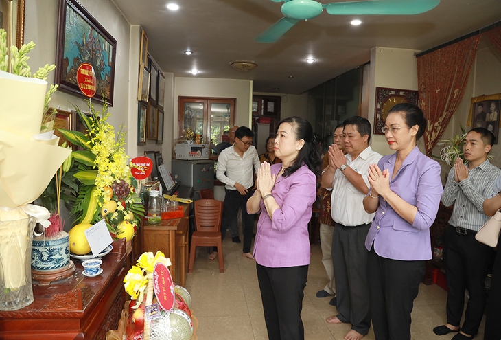 Bộ trưởng Bộ Y tế Đào Hồng Lan thăm gia đình Liệt sĩ, bác sĩ Đặng Thùy Trâm - Ảnh 1. Bộ trưởng Bộ Y tế Đào Hồng Lan thăm gia đình Liệt sĩ, bác sĩ Đặng Thùy Trâm - Ảnh 1.