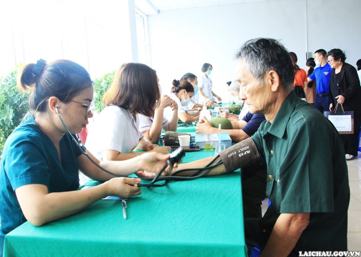 156 thương binh, bệnh binh, thân nhân liệt sĩ được tư vấn, khám chữa bệnh và nhận quà nhân ngày Thương binh - Liệt sỹ 27/7 - Ảnh 4.