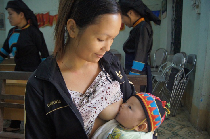 Đẩy mạnh tuyên truyền để phụ nữ dân tộc thiểu số nhận thức đầy đủ lợi ích nuôi con bằng sữa mẹ - Ảnh 1.