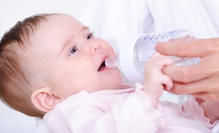Trẻ 6 tháng tuổi có cần uống nước? - Ảnh 1.