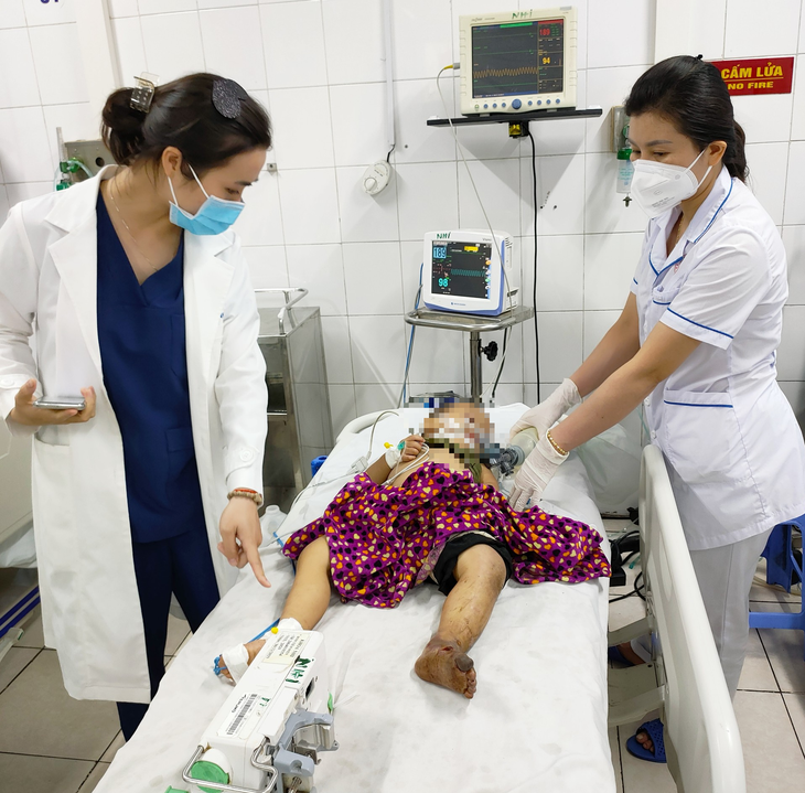 Bé 2 tuổi bị rắn hổ mang bò lên giường cắn, sức khỏe nguy kịch - Ảnh 2.