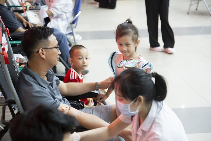 Đưa con gái đi khám, cha hiến máu để tri ân những người đã cứu giúp 'cục cưng' - Ảnh 1. Đưa con gái đi khám, cha hiến máu để tri ân những người đã cứu giúp 'cục cưng' - Ảnh 1.