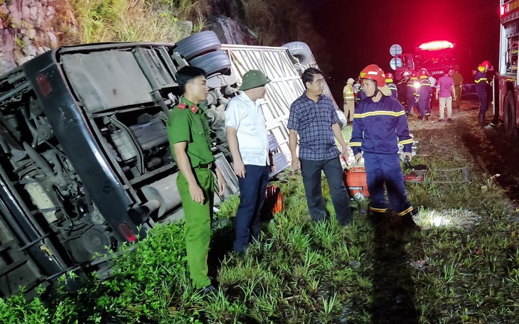 Xe khách lật nghiêng vào vách núi trên cao tốc, nhiều người thương vong
