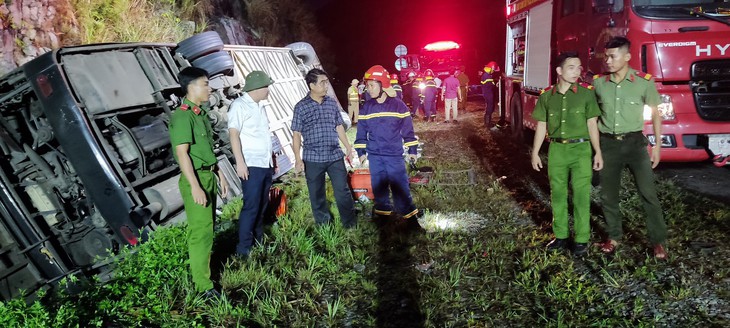 Xe khách lật nghiêng vào vách núi trên cao tốc, nhiều người thương vong - Ảnh 2. Xe khách lật nghiêng vào vách núi trên cao tốc, nhiều người thương vong - Ảnh 2.