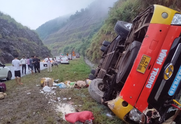 Xe khách lật nghiêng vào vách núi trên cao tốc, nhiều người thương vong - Ảnh 1. Xe khách lật nghiêng vào vách núi trên cao tốc, nhiều người thương vong - Ảnh 1.