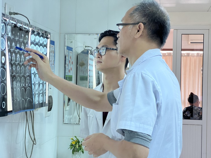 Bé trai 3 tuổi bị chó khoảng 40kg cắn gây tổn thương nặng vùng đầu mặt cổ - Ảnh 1.