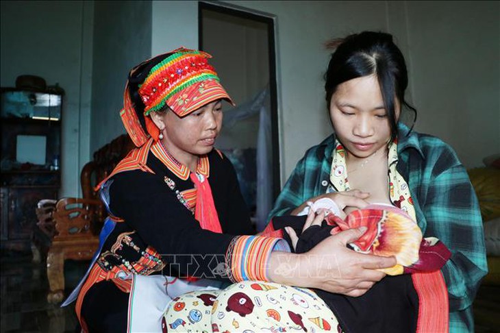Rào cản từ phong tục tập quán ảnh hưởng đến quá trình nuôi con bằng sữa mẹ - Ảnh 1. Rào cản từ phong tục tập quán ảnh hưởng đến quá trình nuôi con bằng sữa mẹ - Ảnh 1.